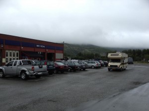 De camper rijdt weer