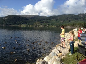 Eendjes voeren na het ontbijt