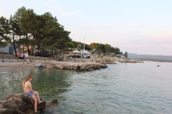 Aan het strand bij Krk