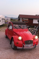 De 2CV van de vrienden van onze Engels campingburen.