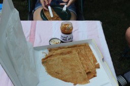 Gekregen pannenkoeken met caramelsmeersel