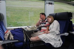 Vermoeiend, reizen met de trein.....